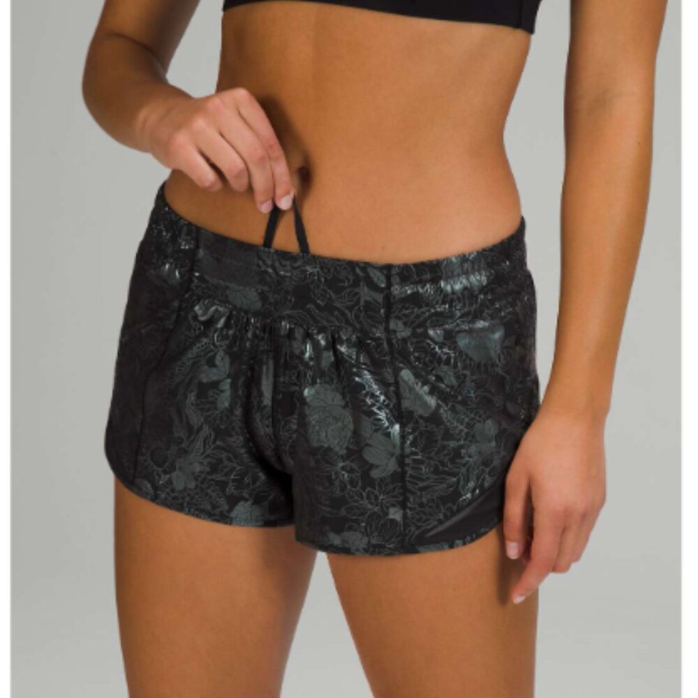 NEW WITH TAGS Lululemon Hotty Hot Low-Rise Lined Short 2.5" inches